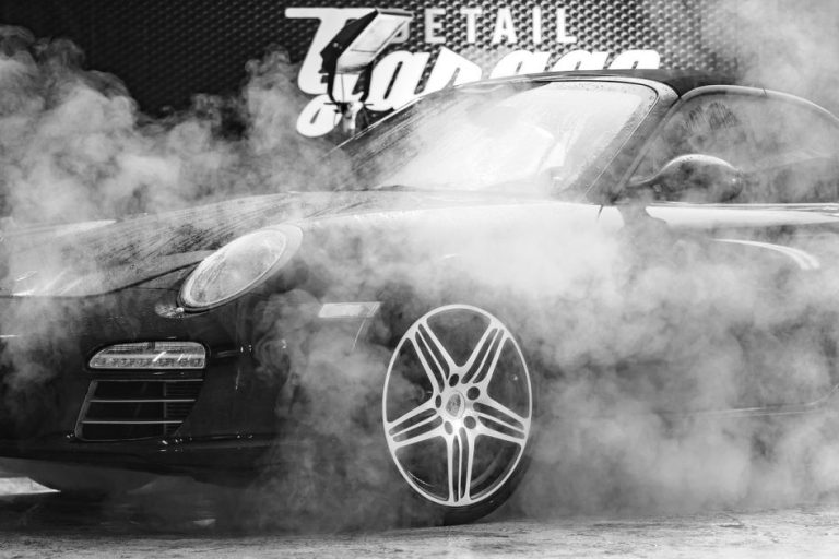 Over ons Glanzende auto die er weer als nieuw uit ziet na professionele detailing en keramische coating behandeling