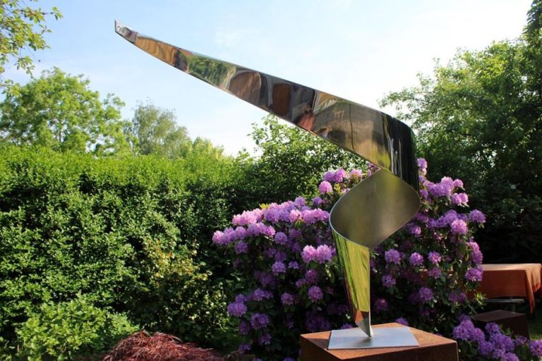 Elegante moderne RVS sculptuur 'De Dans' met glanzende afwerking