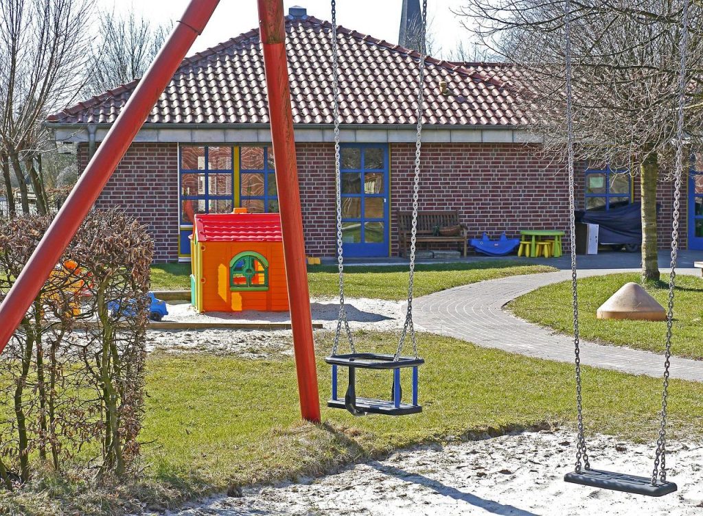 Ouders die ontspannen een kinderdagverblijf bezoeken en informatie verzamelen tijdens hun zoektocht naar kinderopvang