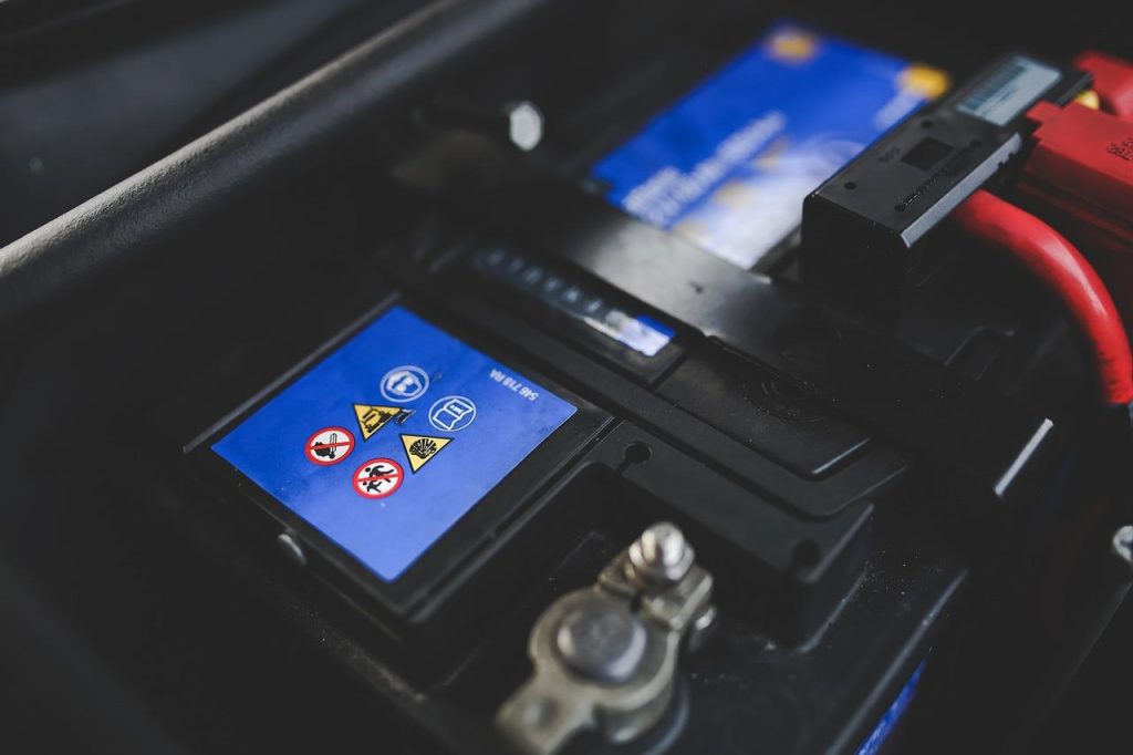 Grafische weergave van fouten in batterijen en accu's met daarnaast innovaties in batterijtechnologie
