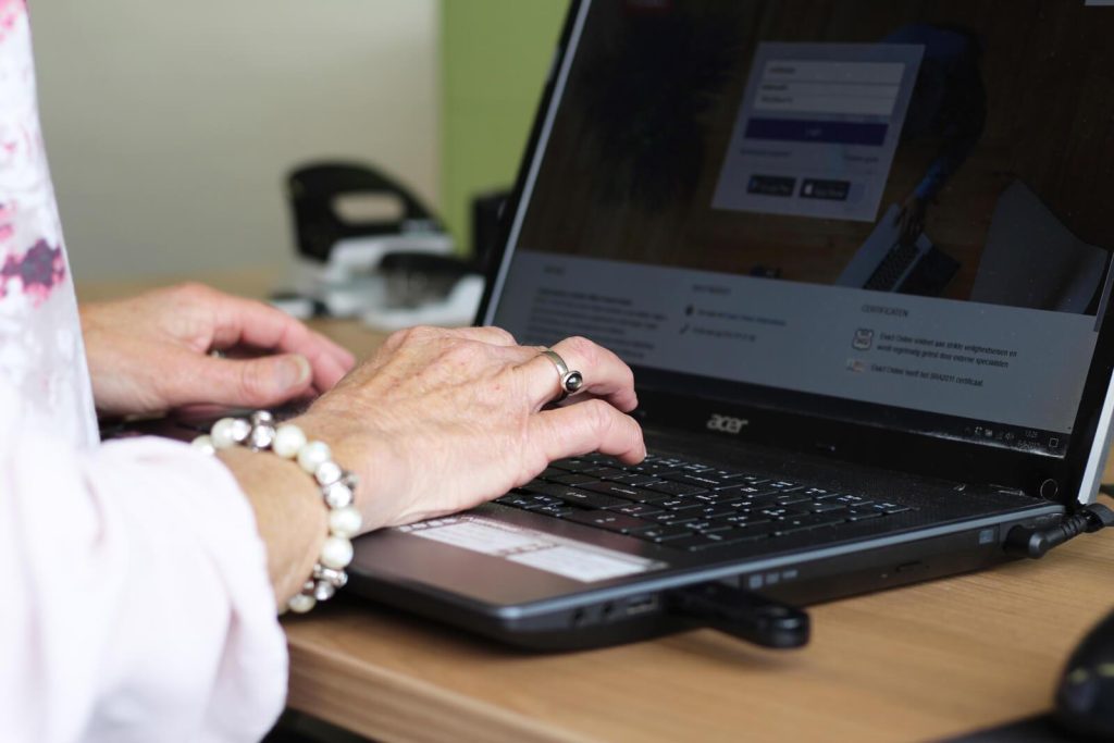 Illustratie over administratie uitbesteden met focus op financiële processen en documentbeheer voor stichtingen